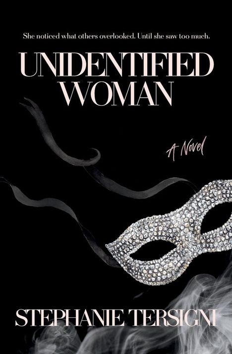 Text: „She noticed what others overlooked. Until she saw too much. UNIDENTIFIED WOMAN A Novel. STEPHANIE TERSIGNI.” Eine glitzernde Maske auf dunklem Hintergrund mit Rauch.