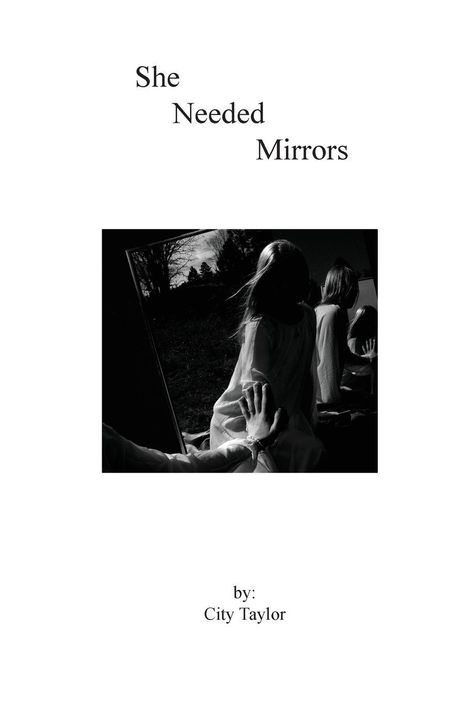 "She Needed Mirrors" oben, "by: City Taylor" unten. Schwarzweißfoto: Frau berührt Spiegel, reflektiertes Bild.
