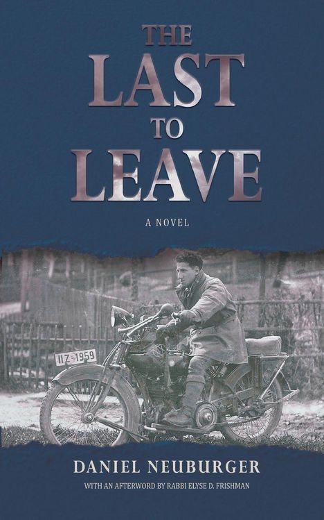 "The Last to Leave", "A Novel", "Daniel Neuberger". Schwarz-weiß-Foto eines Mannes auf einem Motorrad.