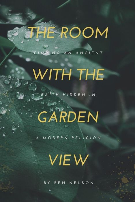 „THE ROOM WITH THE GARDEN VIEW“ ist groß geschrieben, auf grünen Blättern mit Wassertropfen.