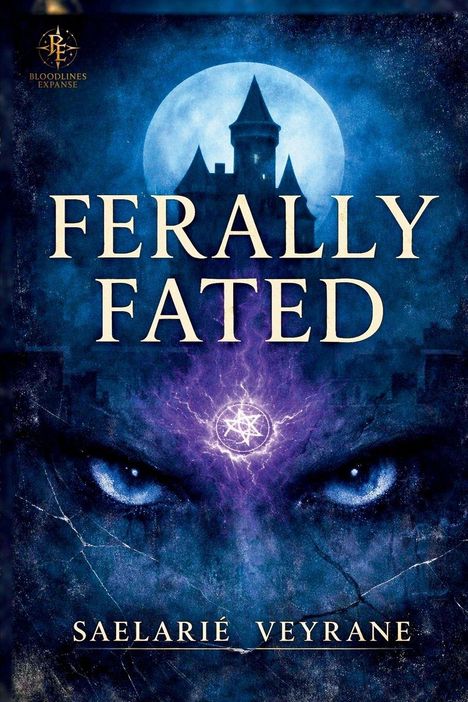 "FERALLY FATED", "BLOODLINES EXPANSE", "SAELARIÉ VEYRANE". Dunkles Schloss vor Vollmond, leuchtendes Pentagramm über blauen Augen.