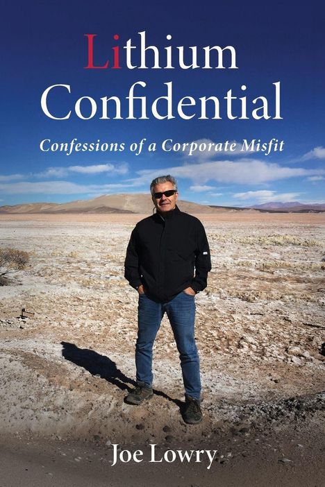 "Lithium Confidential: Confessions of a Corporate Misfit" von Joe Lowry. Mann in wüstenähnlicher Landschaft.