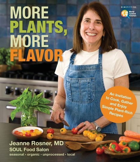 "More Plants, More Flavor." Frau in Jeansschürze schneidet bunte Tomaten. Text: Einladung zu pflanzenreichen Rezepten.