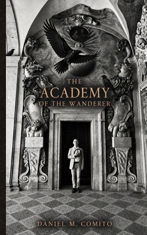 „THE ACADEMY OF THE WANDERER“ und „DANIEL M. COMITO“ auf prächtigem Torbogen. Mann steht in Tür, Raben fliegen darüber.
