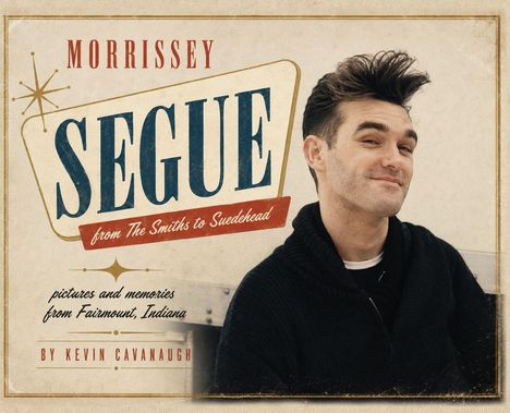 "MORRISSEY SEQUE", "from The Smiths to Suedehead". Mann mit hochtoupierten Haaren und schwarzem Pullover lächelt leicht.