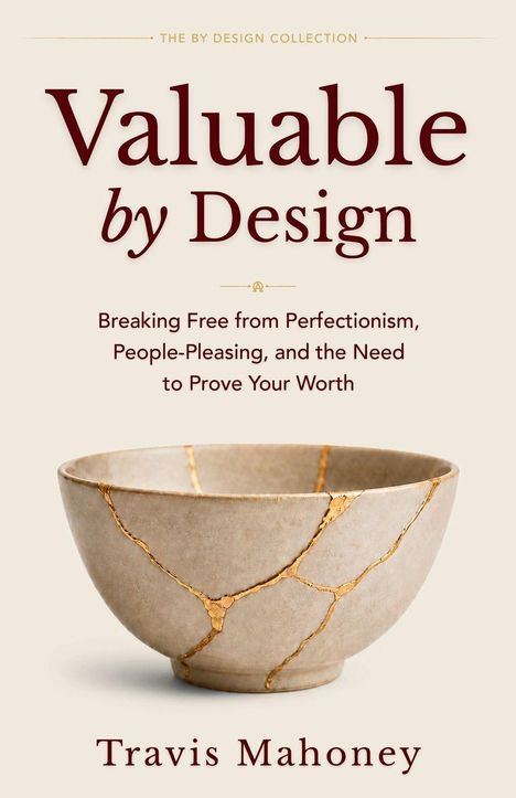 "Valuable by Design" von Travis Mahoney. Eine Schüssel mit goldenen Reparaturen, symbolisch für Stärke und Wert.