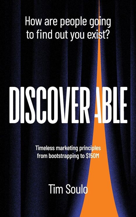 Text: "How are people going to find out you exist? DISCOVERABLE. Timeless marketing principles from bootstrapping to $150M. Tim Soulo." Hintergrund: Dunkler Vorhang mit orangefarbenem Streifen.