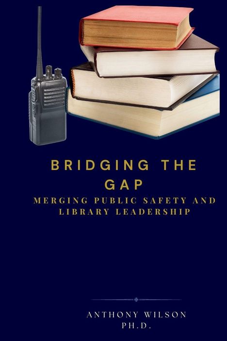 "BRIDGING THE GAP" in großen Buchstaben, darunter: "MERGING PUBLIC SAFETY AND LIBRARY LEADERSHIP." Autor: Anthony Wilson. Ein Funkgerät neben einem Bücherstapel.