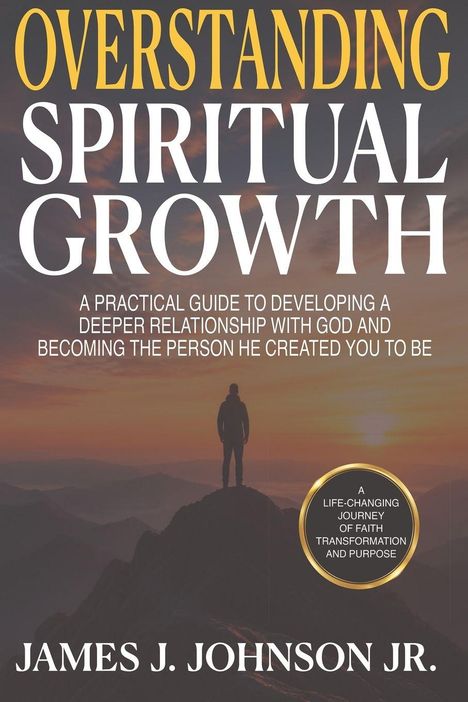 "OVERSTANDING SPIRITUAL GROWTH" Titel in gold und weiß, ein Mensch steht vor einem Sonnenuntergang auf einem Berg.