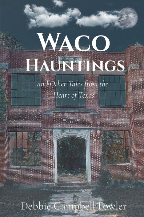 "Waco Hauntings and Other Tales from the Heart of Texas" von Debbie Campbell Fowler. Ein verlassenes, rotes Backsteingebäude.