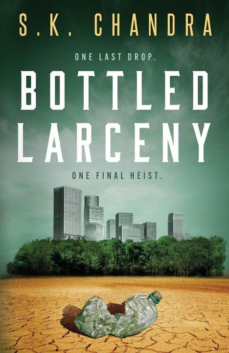Text: "S.K. Chandra, One Last Drop, Bottled Larceny, One Final Heist". Illustration: Trockene Erde, zerknickte Plastikflasche, Stadt im Hintergrund.
