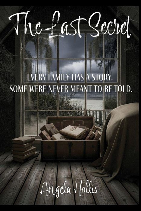 "The Last Secret. Every family has a story. Some were never meant to be told. Angela Hollis." Eine alte Truhe vor einem Fenster.