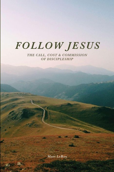 Text: "FOLLOW JESUS: THE CALL, COST & COMMISSION OF DISCIPLESHIP". Eine kurvige Straße durch hügelige Landschaft.