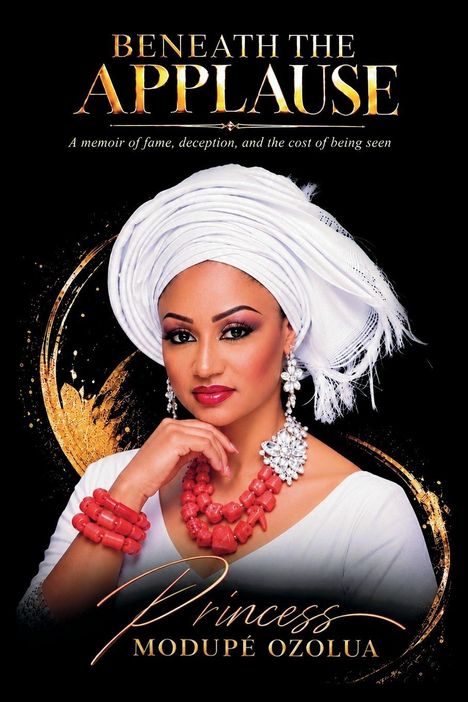 "Beneath the Applause" und "Princess Modupé Ozolua". Eine elegante Frau mit traditionellem Kopftuch und Schmuck.