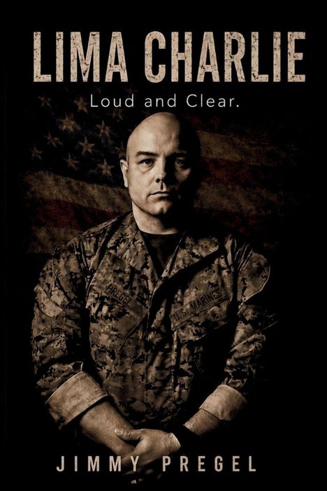 "LIMA CHARLIE Loud and Clear. JIMMY PREGEL." Ein Soldat in Uniform vor einer Flagge.