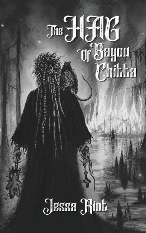 „The Hag of Bayou Chitta“, „Jessa Riot“. Eine Frau mit geflochtenem Haar steht am Wasser, hält Figuren in den Händen.