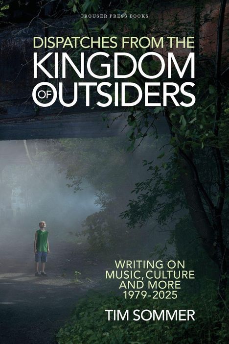 „Dispatches from the Kingdom of Outsiders“ steht oben. Unten: „Writing on Music, Culture and More 1979-2025, Tim Sommer.“ Ein Junge im grünen Shirt schaut in einem nebligen Wald nach oben.