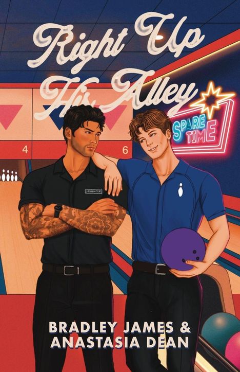 „Right Up His Alley“, „Spare Time“ in Neon, „Bradley James & Anastasia Dean“. Bowlingbahn, zwei Männer, einer hält einen Ball.