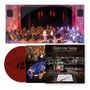 „Oder eine Geige“ - Konzertszene mit Orchester und Band auf der Bühne, eine rote Schallplatte und eine Gitarre auf einem Notenblatt.