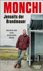 "MONCHI: Jenseits der Brandmauer. Über mein Leben in der ostdeutschen Provinz." Ein Mann lehnt an einer Bushaltestelle.