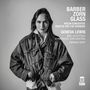 Texte: "BARBER ZORN GLASS", "VIOLIN CONCERTOS PARTITA FOR THE FIREBIRD", "GENEVA LEWIS", "BBC SCOTTISH SYMPHONY ORCHESTRA."

Eine Frau in Jeansjacke mit verschränkten Armen.