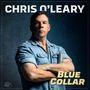 Text: "CHRIS O'LEARY" oben, "BLUE COLLAR" unten. Ein Mann in blauer Jeanshemd mit verschränkten Armen hält eine Mundharmonika.