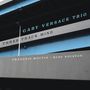 Der Text sagt: "GARY VERSACE TRIO, THREE TRACK MIND, FRANÇOIS MOUTIN | RUDY ROYSTON" auf Brückenstruktur.