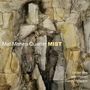 "Mat Maneri Quartet MIST. Lucian Ban, John Hébert, Randy Peterson" steht auf einem abstrakten Hintergrund aus grauen und beigen Formen.