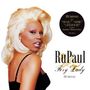 30th Anniversary, RuPaul, Foxy Lady. Eine Person mit blondem Haar und schwarzem Kleid blickt über die Schulter.