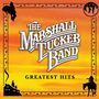 „The Marshall Tucker Band“ und „Greatest Hits“ auf Sonnenuntergang-Hintergrund mit Cowboy-Silhouetten und Verzierungen.