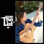 Texte: "SUSANNA HOFFS 'The List'." Eine Frau mit Gitarre sitzt im Freien, umgeben von Pflanzen.