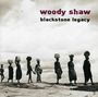 Text: "woody shaw blackstone legacy". Silhouetten von Menschen mit Gegenständen auf dem Kopf, gehen auf unebenem Boden.
