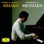 Texte: „PIERRE-LAURENT AIMARD“, „HOMMAGE À MESSIAEN“. Ein Mann spielt Klavier in gedämpftem Licht.