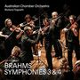 Australian Chamber Orchestra, Richard Tognetti, BRAHMS SYMPHONIES 3 & 4. Musiker spielen Geigen auf einer Bühne.