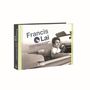 „Francis Lai. 55 ans de cinéma et de chansons. 55 years of cinema and songs 1963-2018.“ Mann lächelnd in einem Auto.