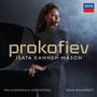 „Prokofiev“, Isata Kanneh-Mason, Philharmonia Orchestra, Ryan Bancroft, Frau in eleganter Kleidung neben Klavier.