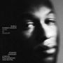 Texte: "Sheku Kanneh-Mason Hope In Shadow Edward Gardner London Philharmonic Orchestra".  
Ein unscharfes Porträt in Schwarz-Weiß.