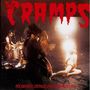 Oben „The Cramps“ in roter Schrift, unten „Rockinnreelininaucklandnewzealandxxx“. Aufführung einer Band auf der Bühne.