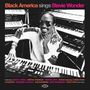 "Black America sings Stevie Wonder" in bunten Buchstaben. Jemand mit Brille lächelt und spielt Keyboard. Mehrere Keyboards im Hintergrund.