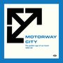 "MOTORWAY CITY", "The golden age of car travel 1966–82". Pfeil-Design auf blauem Hintergrund.