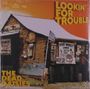 "LOOKIN' FOR TROUBLE" und "THE DEAD DAISIES" in gelber Schrift, ein rustikales Holzhaus mit US-Flagge.