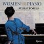 „WOMEN AND THE PIANO“, „SUSAN TOMES“. Eine Frau in blauem Kleid spielt Klavier.
