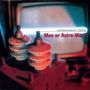 "EXPERIMENT ZERO" und "Man or Astro-Man?" in weiß und rot. Zwei elektrische Isolatoren im Vordergrund, verschwommener Bildschirm.