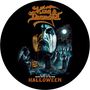 "King Diamond. The moon is full, another perfect day has begun. Halloween." Gruselige Illustration mit Friedhof und Mond.