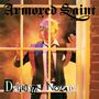 "Armored Saint" oben, "Delirious Nomad" unten; ein Mann in Anzug hinter einem Fenster, von buntem Licht umgeben.