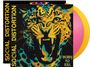 Text: "SOCIAL DISTORTION" und "BORN TO KILL". Eine Illustration eines brüllenden Leoparden, mit gelbem und blauem Schallplatten-Design.