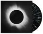 Der Text ist nicht sichtbar. Eine schwarze Scheibe vor weißem Schein, daneben eine Vinylplatte mit schwarzem und weißem Muster.