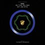 "IN THE BLINK OF AN EYE", "THOMAS NEWMAN"; goldene Eichel, DNA-Strang-Kreis, blauer Ring, schwarzer Hintergrund.
