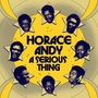 „HORACE ANDY A SERIOUS THING“ in Großbuchstaben. Mehrere Porträts eines Mannes in gelben Sternen. Retro-Stil, blau und gelb.