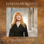 "Loreena McKennitt" oben, "The Vinyl Collection Volume One" unten. Frau mit langem, rotem Haar in dunkler Kleidung.